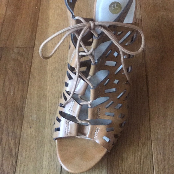 Adorable lace up tan heels - Picture 3 of 3